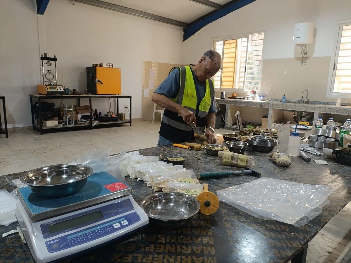 اختبارات داخل معمل الشركة